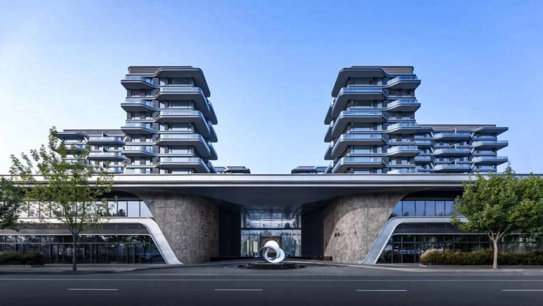 當(dāng)銀灰鋁板遇見西安天際線！寶潤(rùn)達(dá)科技幕墻如何讓建筑擁有「超流體美學(xué)」？